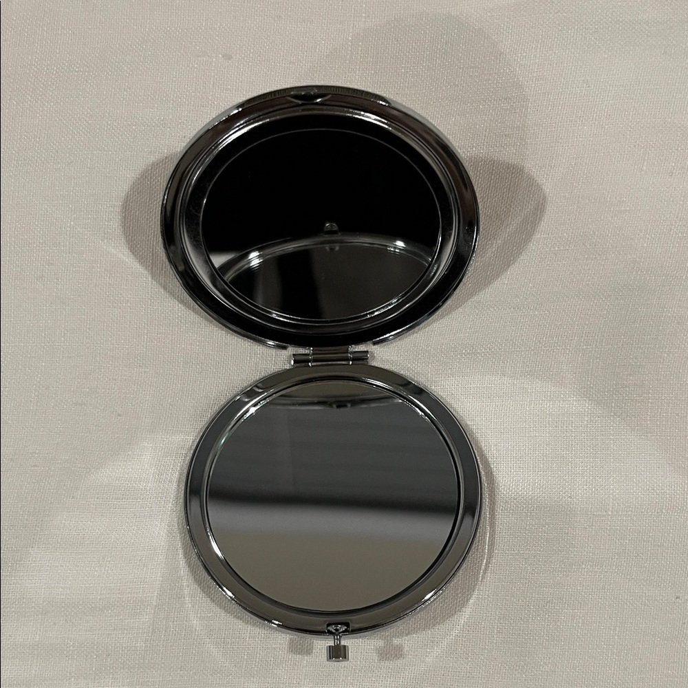 Chic Red and Gold Lip 👄 Mirror Compact - Picture 2 of 4